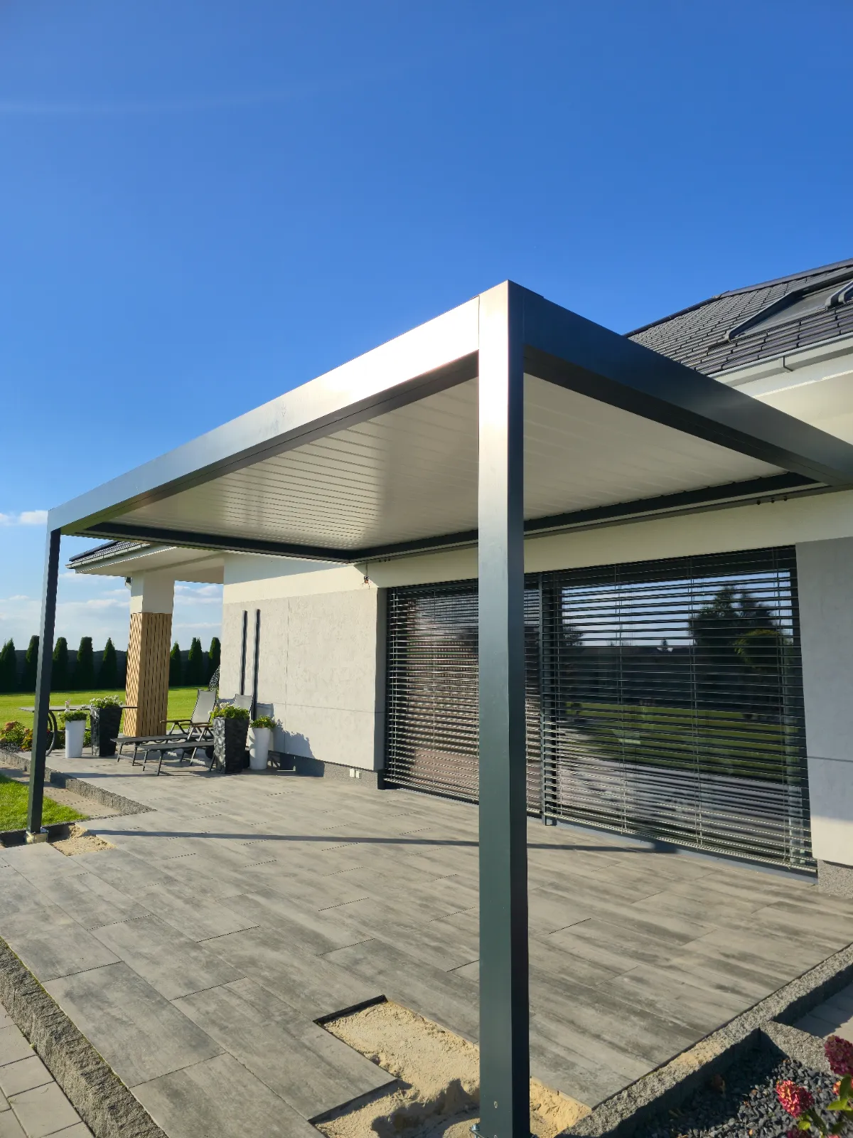 pergola przy domu jednorodzinnym wykonana przez firmę Energodesign
